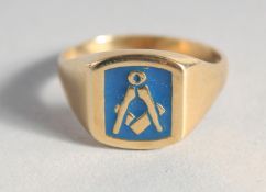 A SILVER 18ct. GOLD-PLATED MASONIC RING.