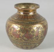 AN 18TH CENTURY SOUTH INDIAN TANJORE GANGA JUMNA LOTA VESSEL, 12.5cm high.