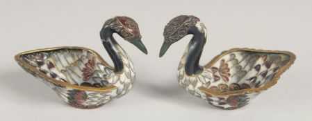 AN UNUSUAL PAIR OF CLOISONNE ENAMELLED METAL SWAN SALTS, 6.5cm wide.