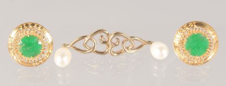 A PAIR OF 22CT GOLD JADE EARRINGS AND A PAI OF PEARL EARRINGS.