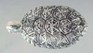 AN ORIENTAL TORTOISE SCENT BOTTLE. 8cm