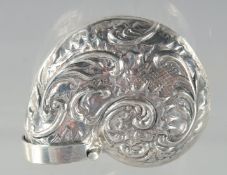 A SILVER AND ENAMEL CONCH SHELL PILL BOX. 4cm