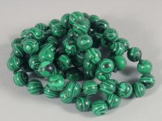 A MALACHITE BEAD NECKLACE. 84cm long