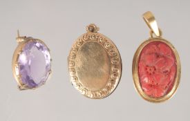 A GOLD LOCKET, CAMEO BROOCH.