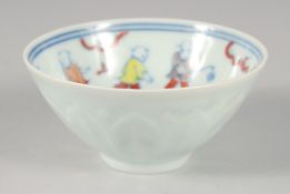 A CHINESE WUCAI PORCELAIN 'CHILDREN' CUP, character mark to base, 9cm diameter.