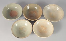 A COLLECTION OF FIVE EARTHEN WARE POTTERY BOWLS.