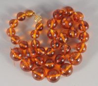 AN AMBER BEAD NECKLACE.