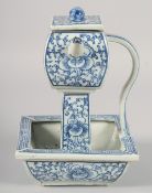 A CHINESE BLUE AND WHITE PORCELAIN LIDDED OIL LAMP, 21.5cm high.
