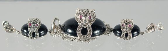 A SILVER ONYX AND MARCASITE PANTHER PENDANT AND EARRINGS.