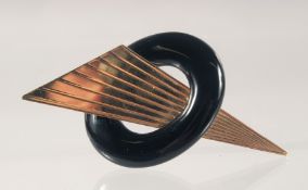 A STYLISH 14CT GOLD AND BLACK OYNX ART DECO STYLE BROOCH. 6cm wide