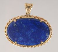 AN 18CT GOLD LAPIS PENDANT.