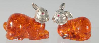 A PAIR OF AMBER STYLE RABBITS. 5.5cm