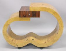 A STYLISH ART DECO STYLE CONSOLE TABLE with curving end supports 3ft 10ins long x 2ft 11.5ins high.