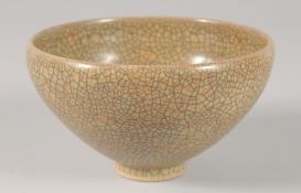 A CHINESE CRACKLE GLAZE BOWL, 15.5cm diameter.