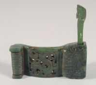 A CHINESE ARCHAIC STYLE JADE ORNAMENT.