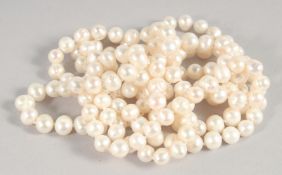 A PEARL NECKLACE. 118cm long