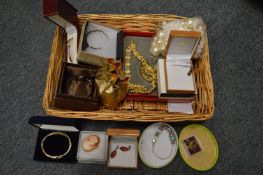 A quantity of bijouterie.