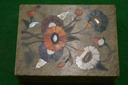 A hardstone inlaid box and cover.