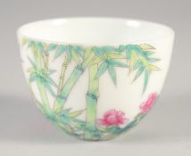 A CHINESE FAMILLE ROSE PORCELAIN CUP, four-character mark to base, 6cm diameter.