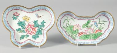 TWO CHINESE FAMILLE ROSE ENAMELLED DISHES, decorated with flora, (2).