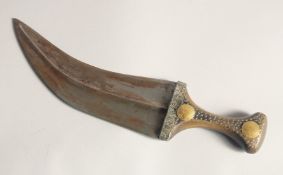 A 19TH CENTURY ABAB YEMENI JAMBIYA DAGGER, 30cm long.