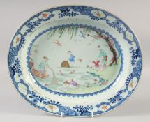 AN 18TH CENTURY QIANLONG PERIOD FAMILLE ROSE / BLUE AND WHITE OVAL DISH, painted with fishermen