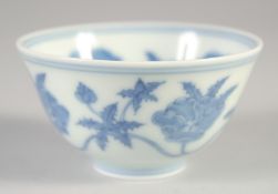 A CHINESE BLUE AND WHITE PORCELAIN CUP, six-character mark to base, 8cm diameter.