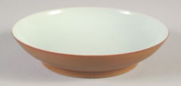 A CHINESE BISCUIT GLAZE PORCELAIN SAUCER DISH, six-character mark to base, 15cm diameter.