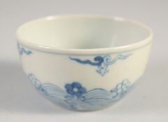 A SMALL CHINESE BLUE AND WHITE PORCELAIN CUP, six-character mark to base, 6cm diameter.