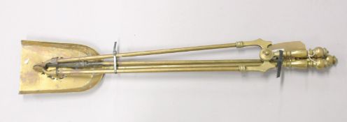 A SET OF THREE VICTORIAN BRASS FIRE IRONS.