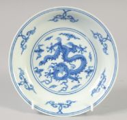 A CHINESE BLUE AND WHITE DRAGON DISH. 16.5cm diameter.
