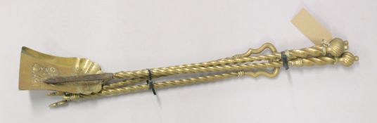 A SET OF THREE VICTORIAN BRASS FIRE IRONS.
