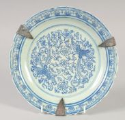 A CHINESE BLUE AND WHITE PORCELAIN DISH. 23cm diameter.