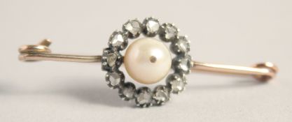A 14CT GOLD AND PLATINUM PEARL AND DIAMOND BAR BROOCH.