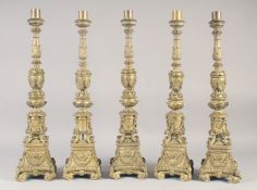 A GOOD SET OF FOUR 18TH CENTURY VENETIAN GILT BRONZE ALTER STYLE CANDLESTICKS with a cylindrical
