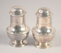TWO SMALL GEORGIAN DESIGN PEPPERETTES. 3.25ins high.