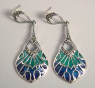 A PAIR OF SILVER PLIQUE ENAMEL ART DECO STYLE DROP EARRINGS.