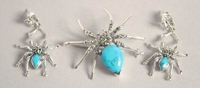 A SILVER AND TURQUOISE SPIDER EARRING AND BROOCH SET.
