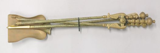 A SET OF THREE VICTORIAN BRASS FIRE IRONS.