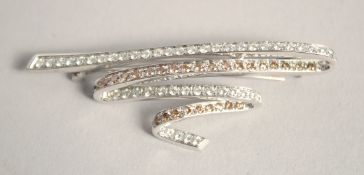 AN 18CT WHITE GOLD BROOCH.