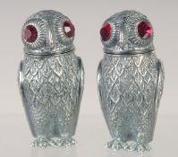 A PAIR OF 800 OWL SALT AND PEPPERS. 2.5ins high.
