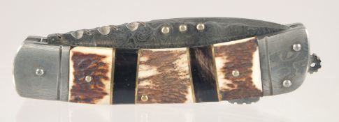 AN ANTLER AND HORN HANDLED POCKET KNIFE, with Damascus blade, 5