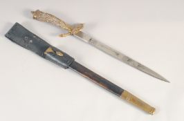 A GERMAN SHORT HUNTING HANGER, early 20th century, etched straight blade stamped 'Solingen', shell