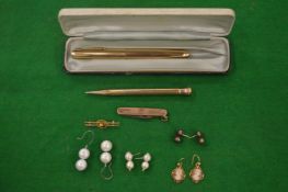 A 9 carat gold mounted penknife and other items.
