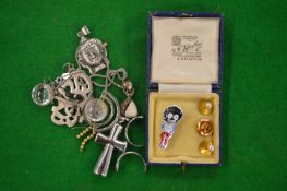 A small group of jewellery.