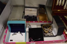 Various items of bijouterie.