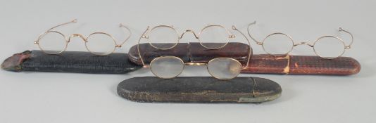 FOUR PAIRS OF EDWARDIAN SPECTACLES in leather cases.