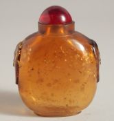 A CHINESE AMBER COLOUR GLASS SNUFF BOTTLE AND STOPPER. 8cm high.