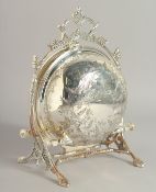 A SILVER PLATED ROUND CHEESE AND BISCUIT STAND.