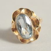 A GOOD 14CT GOLD AQUAMARINE RING.